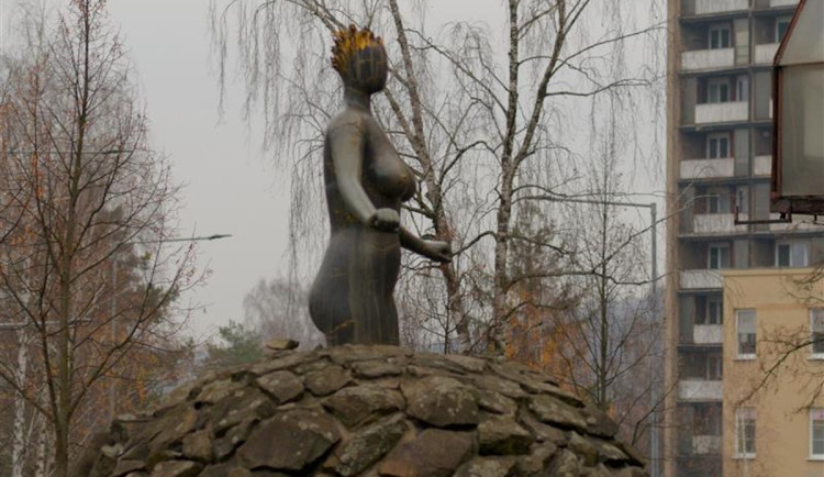 O soše Bohyně hor zvané Sago baba v Třinci informuje nová pamětní cedule.