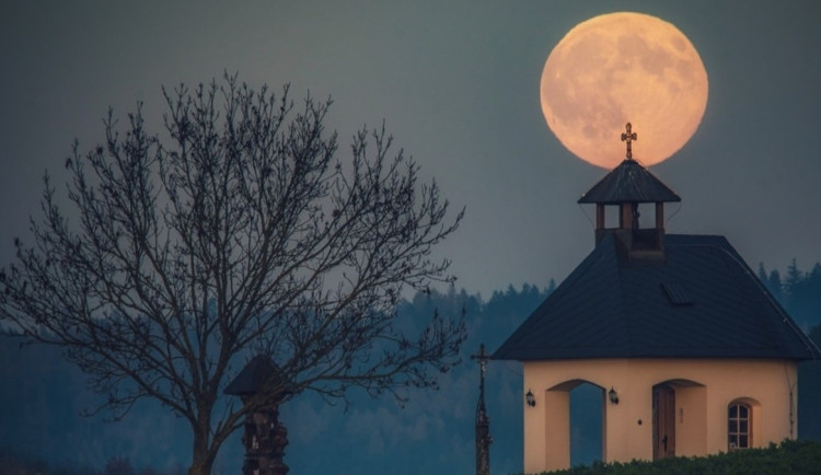 Bobří superúplněk rozzářil noční oblohu, název mu dali indiáni