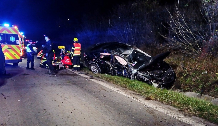 Dva mrtví a tři zranění, na dálnici D5 došlo k vážné nehodě