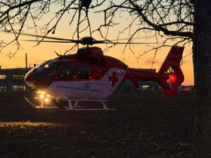 VIDEO: Auto u Vlčovic skončilo mimo silnici, pomoc zraněnému řidiči zavolalo samo
