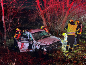 VIDEO: Auto u Vlčovic skončilo mimo silnici, pomoc zraněnému řidiči zavolalo samo