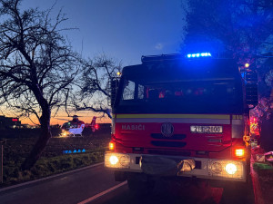 VIDEO: Auto u Vlčovic skončilo mimo silnici, pomoc zraněnému řidiči zavolalo samo