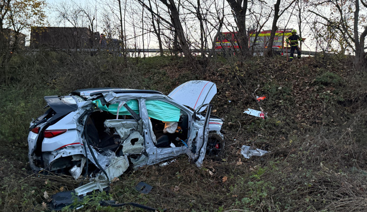 VIDEO: Auto u Vlčovic skončilo mimo silnici, pomoc zraněnému řidiči zavolalo samo. Foto: Se svolením HZS Moravskoslezského kraje