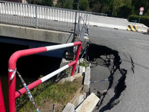 Stav mostu v Ostravě-Svinově poškozeného povodní se zhoršuje, bude uzavřený