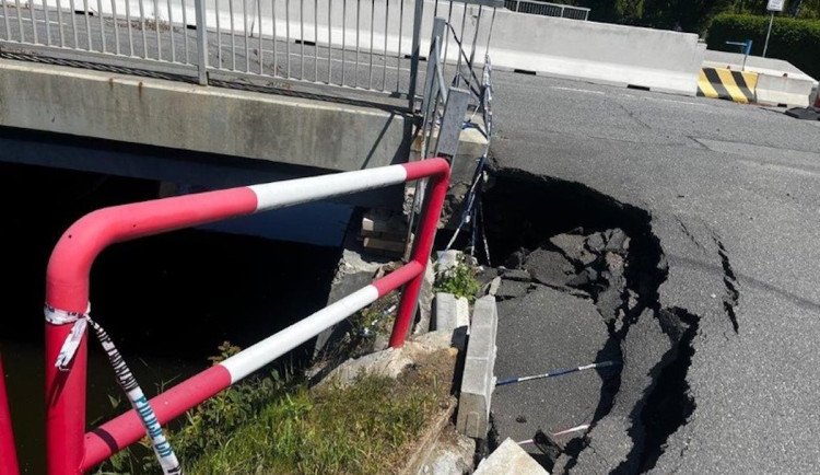 Stav mostu v Ostravě-Svinově poškozeného povodní se zhoršuje, bude uzavřený.