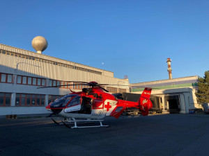 Ženu v práci zavalily palety o váze 200 kilo, na místo letěl záchranářský vrtulník