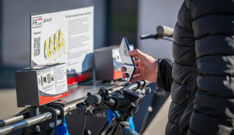 Karviná jako první v Česku zavedla nový stojan na kola, funguje pomocí QR kódu