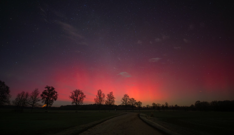 Lidé sledovali polární záři nad Českem. Viditelná má být i dnes