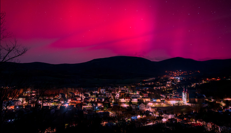 Polární záře byla k vidění i v kraji, nádherně ji zachytili například v Hejnicích