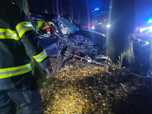 Noční zásah na Opavsku: auto narazilo do stromu, hasiči vyprošťovali zaklíněnou ženu