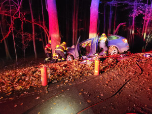 Noční zásah na Opavsku: auto narazilo do stromu, hasiči vyprošťovali zaklíněnou ženu