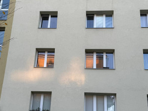 Hasiči z hořícího bytu zachraňovali 3 lidi, 2 psy a 4 kočky. Evakuovali také 20 osob