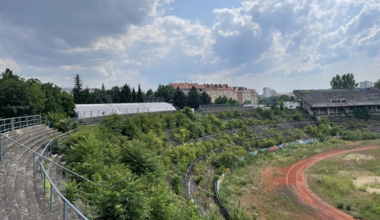 Tolik vodky, že skončila ve špitále. Školačka se opila na lužáneckém stadionu