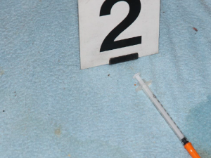 Policie obvinila dealera ze smrti manželů. Za prodej fentanylu mu hrozí až 18 let vězení