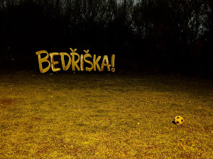 Příznivci osady Bedřiška protestují proti demolici domů, vylezli na jeden z nich