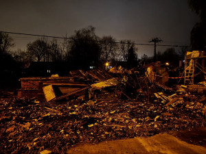 Příznivci osady Bedřiška protestují proti demolici domů, vylezli na jeden z nich