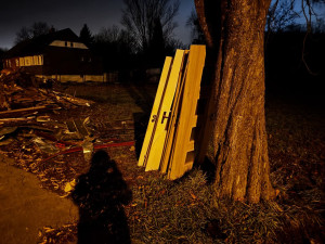 Příznivci osady Bedřiška protestují proti demolici domů, vylezli na jeden z nich