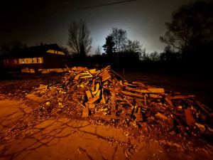 Příznivci osady Bedřiška protestují proti demolici domů, vylezli na jeden z nich