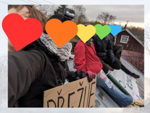 Příznivci osady Bedřiška protestují proti demolici domů, vylezli na jeden z nich