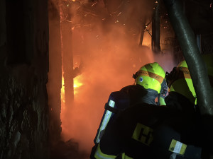 VIDEO: Požár ve Frýdlantu nad Ostravicí. Hasiči zachránili rodinu z domu plného kouře