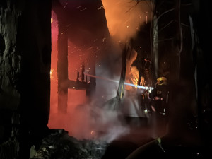 VIDEO: Požár ve Frýdlantu nad Ostravicí. Hasiči zachránili rodinu z domu plného kouře