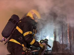 VIDEO: Požár ve Frýdlantu nad Ostravicí. Hasiči zachránili rodinu z domu plného kouře