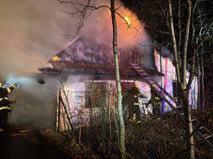 VIDEO: Požár ve Frýdlantu nad Ostravicí. Hasiči zachránili rodinu z domu plného kouře