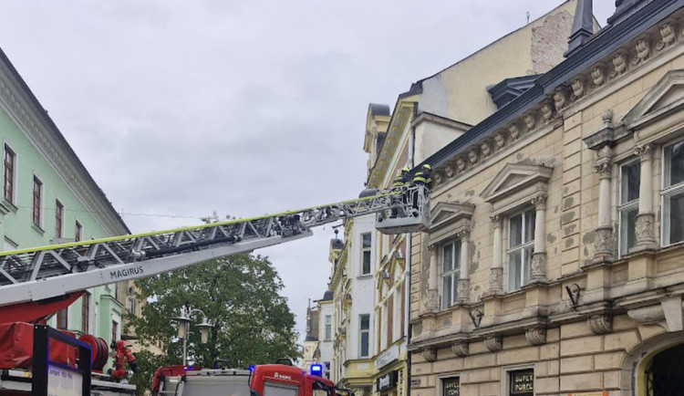 S dronem proti pádům omítek. Šumperk nabízí bezplatné kontroly domů