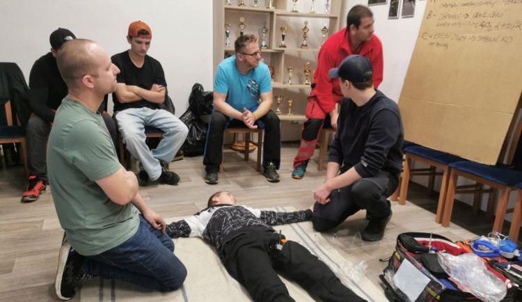 FOTO: Záchranáři dali dobrovolným hasičům školení na téma první pomoci