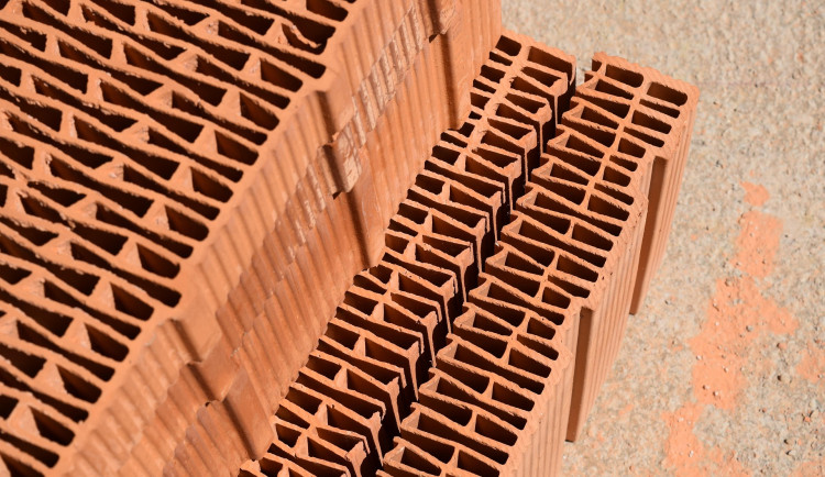 Muž z Brna si do nemocnice přinesl cihlu a vysklil dveře. Skončil na psychiatrii