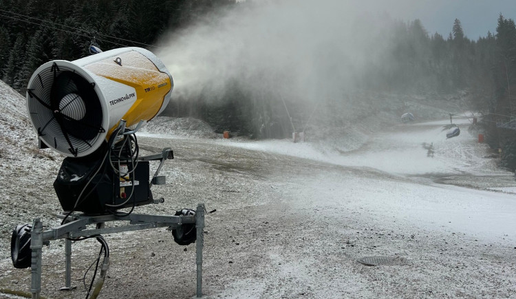 Vlekaři už na Černé hoře i ve Špindlu vyrábí sníh, sněžná děla se roztočí i v Peci