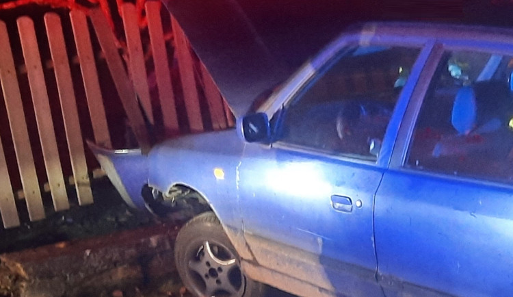 Mladý řidič narazil do jiného auta, zastavil ho až plot. Měl přes dvě promile