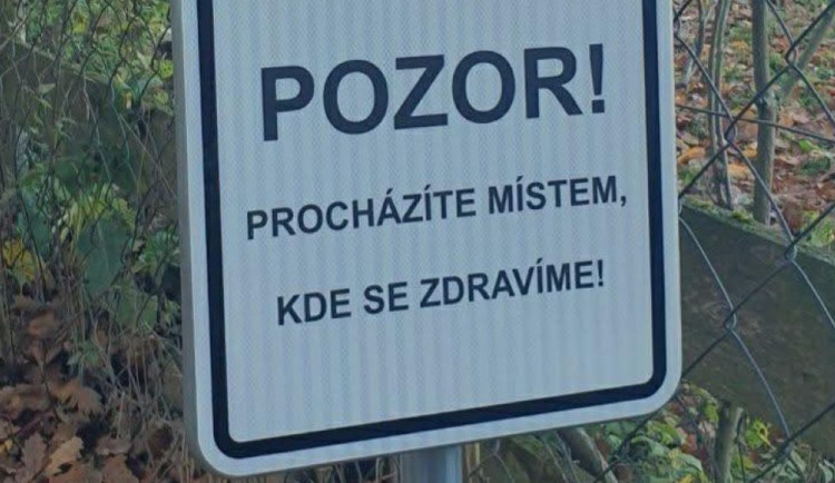 Procházíte místem, kde se zdravíme! Cedule u cesty na Běleckém Mlýně budí pozornost