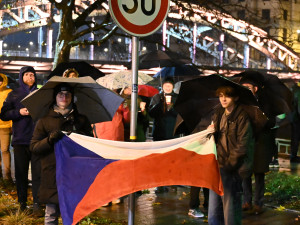 FOTO: 17. listopad v Ostravě provázel chlad a déšť. Přišly stovky lidí