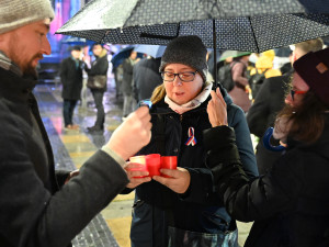 FOTO: 17. listopad v Ostravě provázel chlad a déšť. Přišly stovky lidí