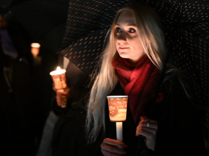 FOTO: 17. listopad v Ostravě provázel chlad a déšť. Přišly stovky lidí