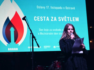 FOTO: 17. listopad v Ostravě provázel chlad a déšť. Přišly stovky lidí