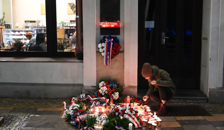 17. listopad v Ostravě provázel chlad a déšť. Přišly stovky lidí