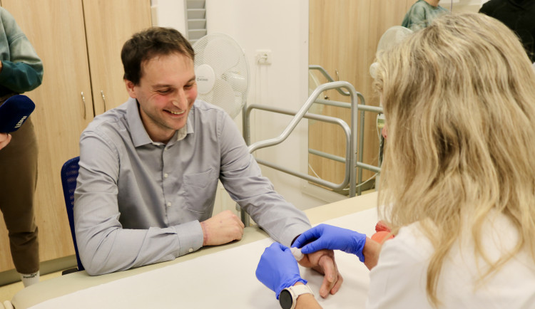 Zranilo ho vysoké napětí. Lékaři v Brně muži zachránili popálené končetiny