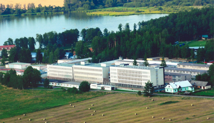 Uprchlý vězeň ze Stráže se brouzdal loukou podél silnice, šel přímo do rány kriminálce