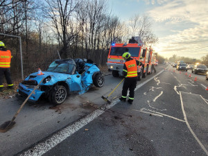 FOTO: Mladý řidič ráno havaroval, se svým mini skončil mimo silnici na střeše. Foto: Se svolením HZS Moravskoslezského kraje