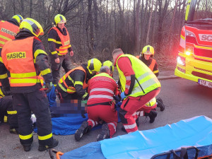 FOTO: Mladý řidič ráno havaroval, se svým mini skončil mimo silnici na střeše