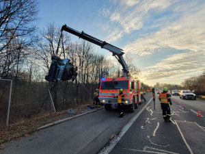 FOTO: Mladý řidič ráno havaroval, se svým mini skončil mimo silnici na střeše