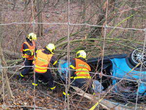 FOTO: Mladý řidič ráno havaroval, se svým mini skončil mimo silnici na střeše