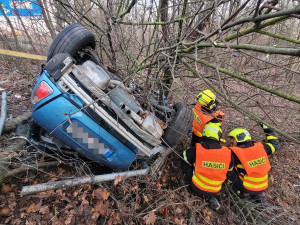 FOTO: Mladý řidič ráno havaroval, se svým mini skončil mimo silnici na střeše
