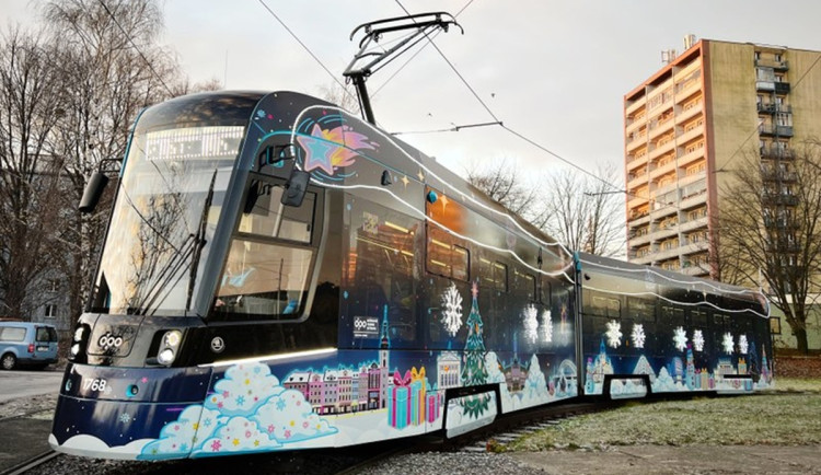 Ostravská vánoční tramvaj vyjela do ulic, hraje koledy a bude vozit i policii. Foto: Se svolením Dopravního podniku Ostrava