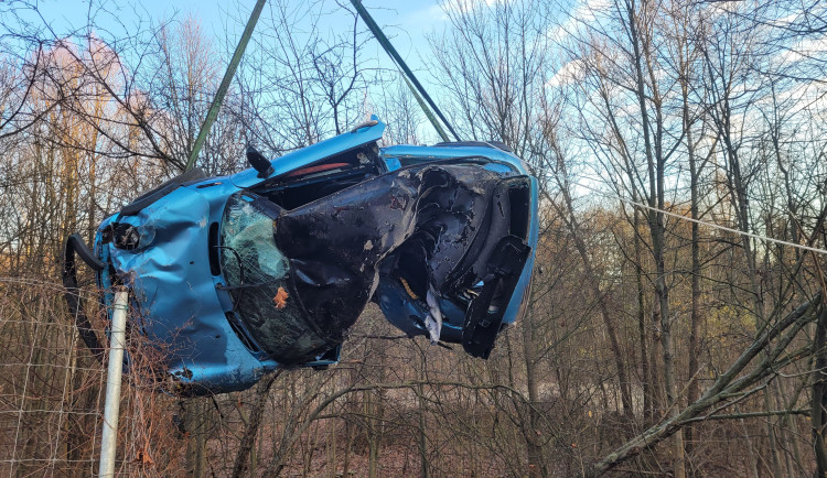 FOTO: Mladý řidič skončil mimo silnici na střeše, ve vážném stavu musel do nemocnice