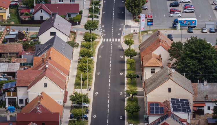 Řidičům v Novém Bydžově slouží čerstvě opravená silnice. Má zvýšit bezpečnost