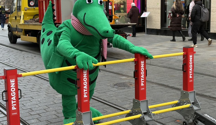 VIDEO: Vánoční Trhy v Brně střeží nové zábrany, slouží proti nájezdu aut do lidí