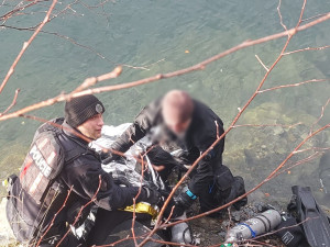FOTO: Potapěč ztratil vědomí pětadvacet metrů pod hladinou, letěl pro něj vrtulník. Foto: Se svolením Police ČR